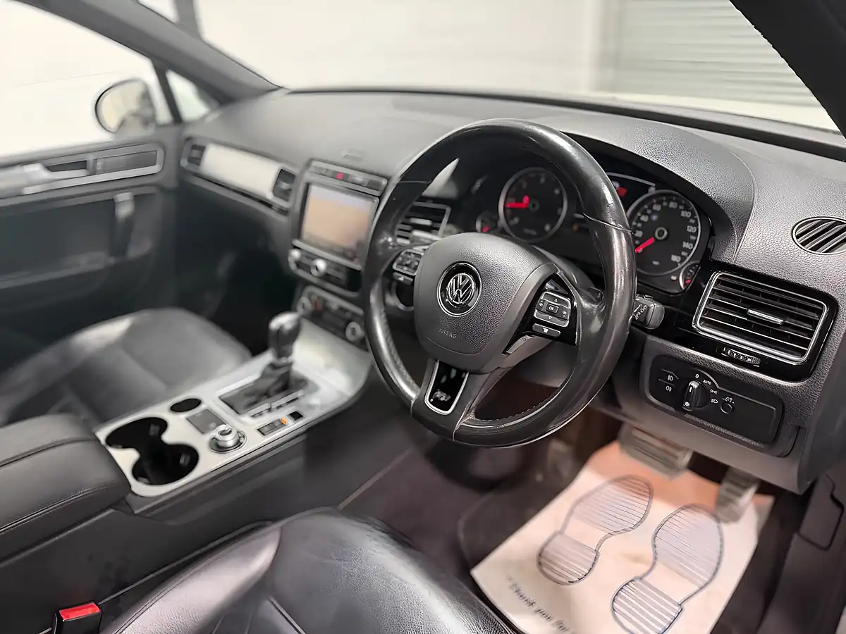 Used 2015 Volkswagen Touareg R-Line White - Interior and Exterior details 10