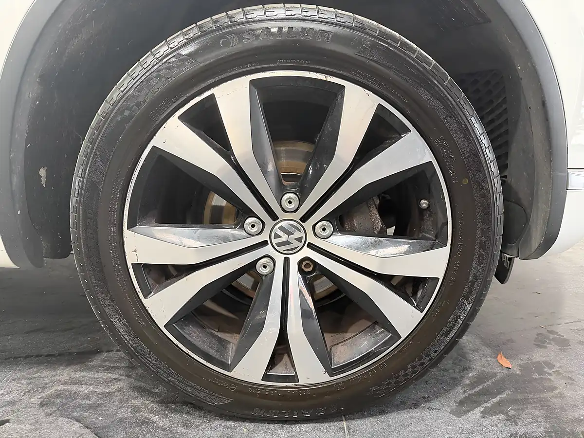 Used 2015 Volkswagen Touareg R-Line White - Interior and Exterior details 17