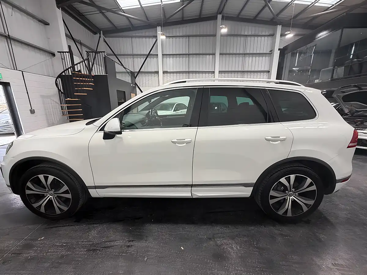 Used 2015 Volkswagen Touareg R-Line White - Interior and Exterior details 7