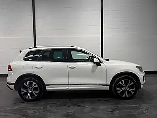 Used 2015 Volkswagen Touareg R-Line White - Interior and Exterior details 9