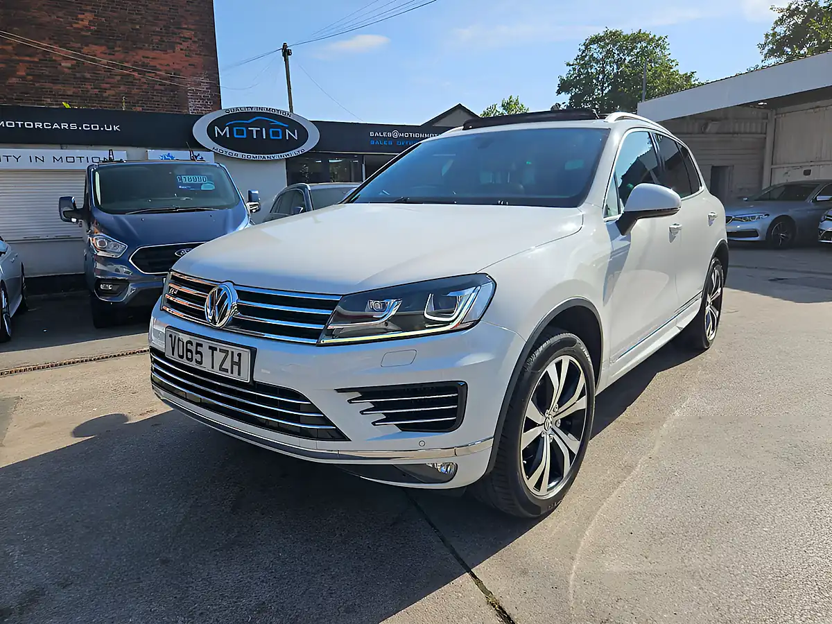 Used 2015 Volkswagen Touareg R-Line White - Front View