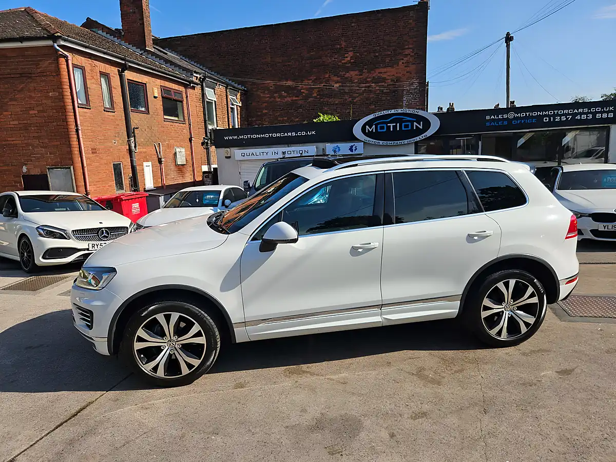 Used 2015 Volkswagen Touareg R-Line White - Interior and Exterior details 17