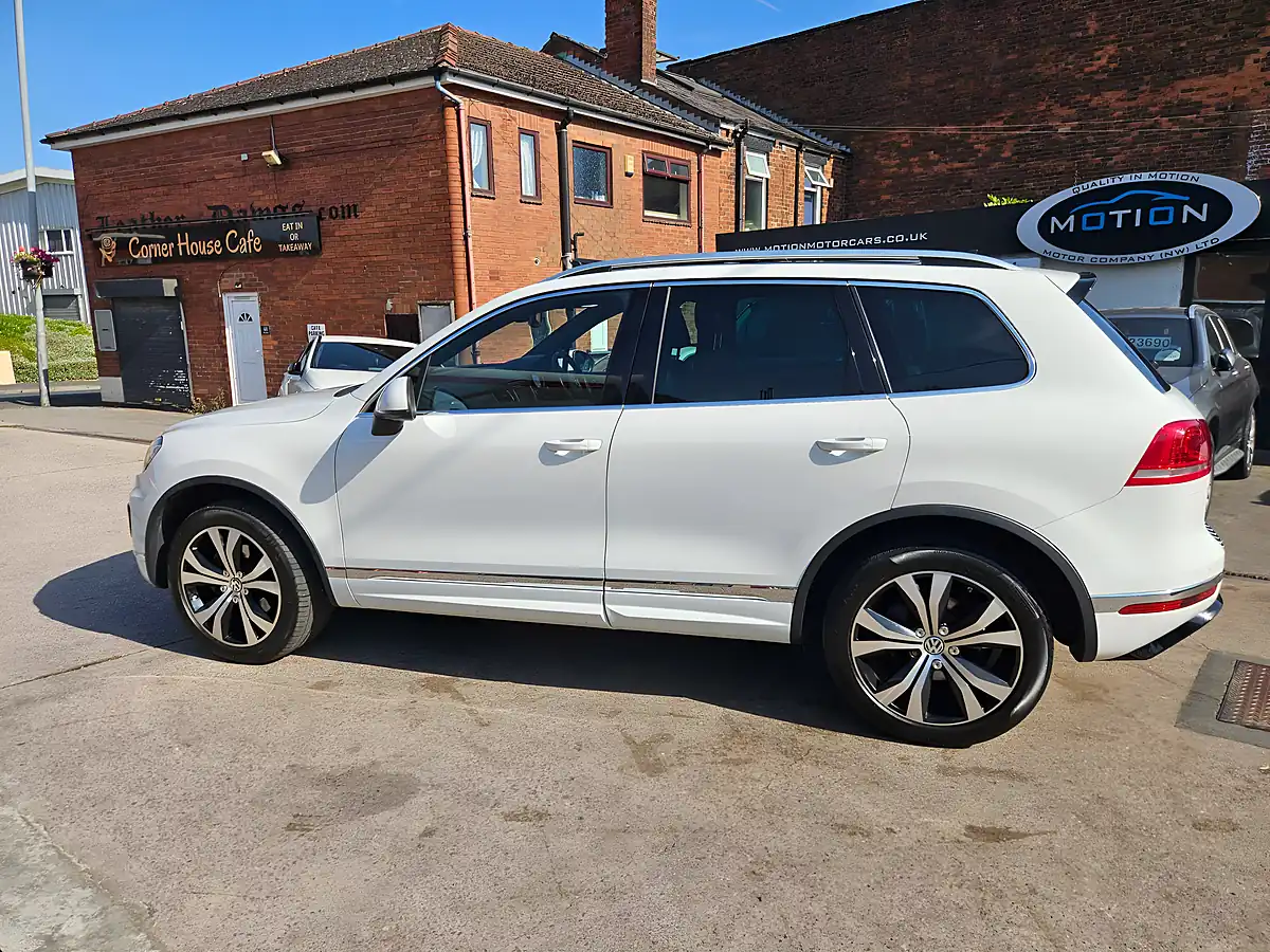 Used 2015 Volkswagen Touareg R-Line White - Interior and Exterior details 18