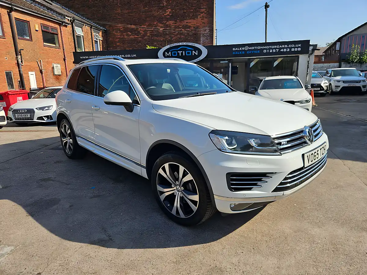 Used 2015 Volkswagen Touareg R-Line White - Interior and Exterior details 4