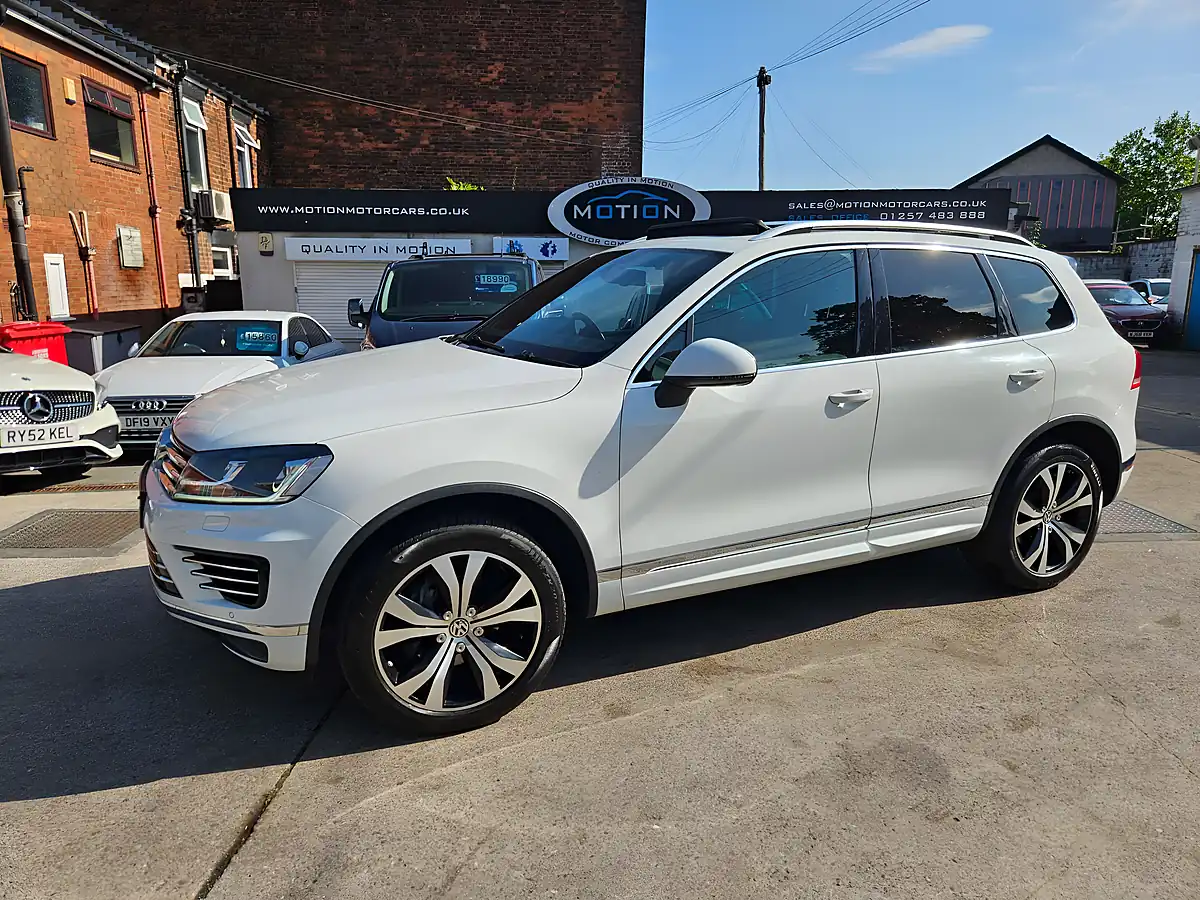 Used 2015 Volkswagen Touareg R-Line White - Interior and Exterior details 9