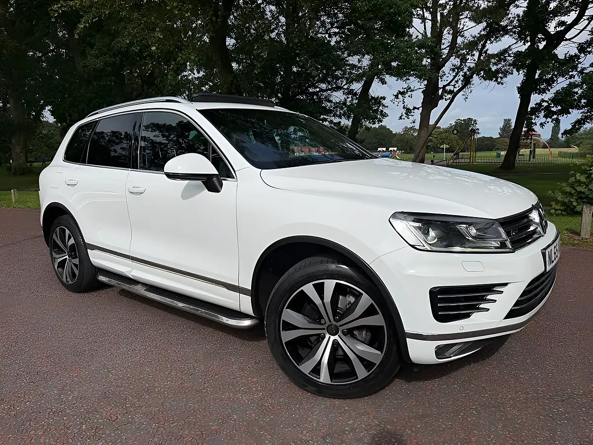 Used 2015 Volkswagen Touareg R-Line White - Front View
