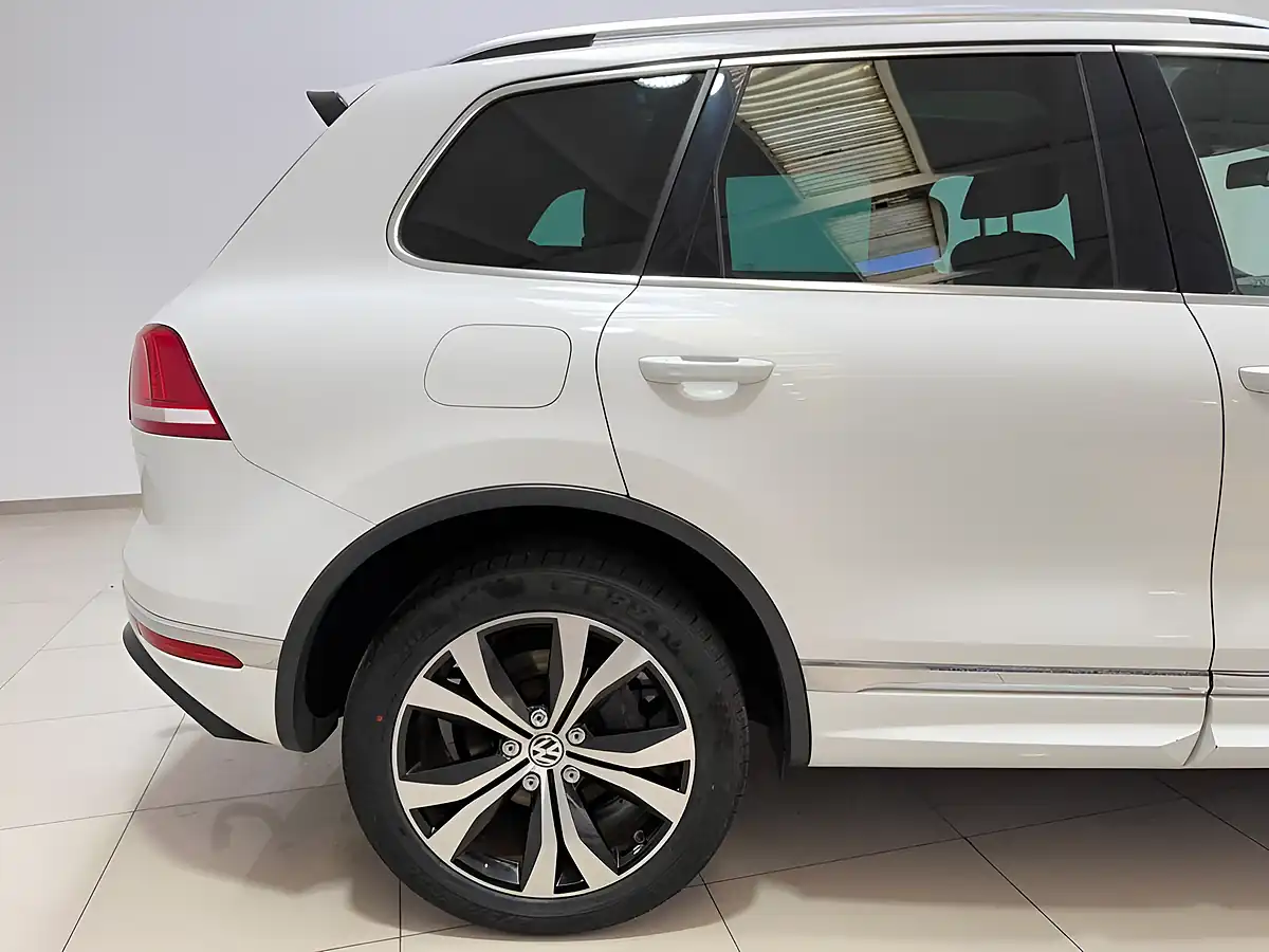 Used 2015 Volkswagen Touareg R-Line White - Interior and Exterior details 11