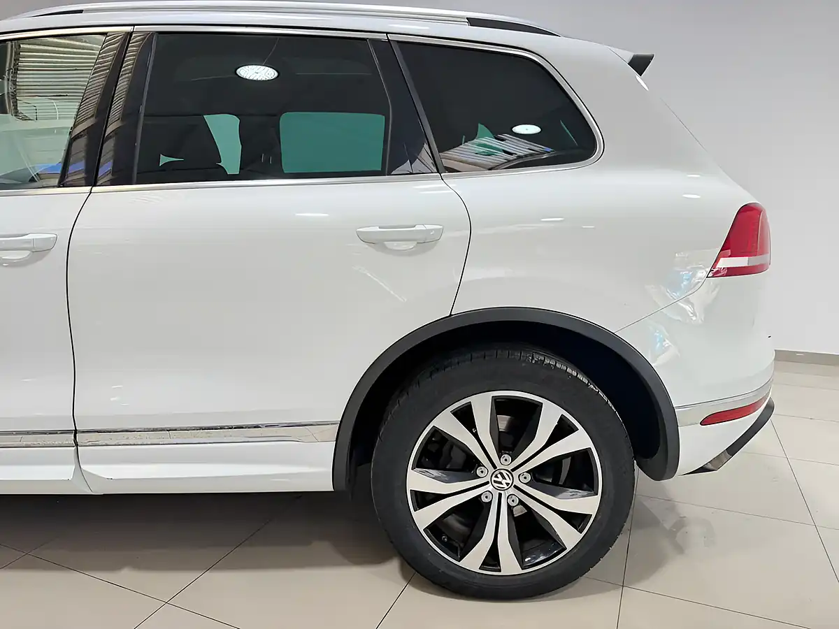 Used 2015 Volkswagen Touareg R-Line White - Interior and Exterior details 7