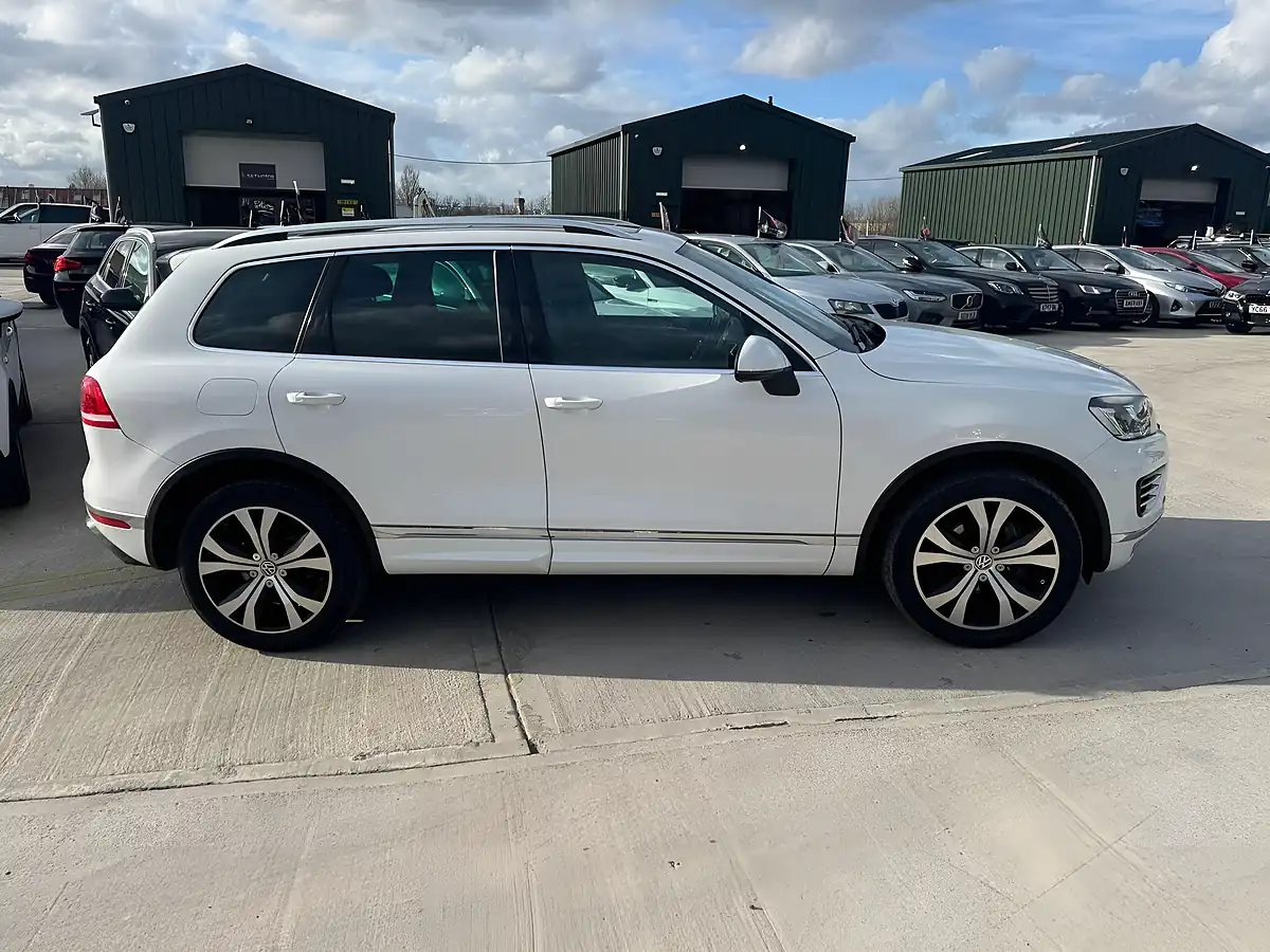 Used 2015 Volkswagen Touareg R-Line White - Interior and Exterior details 10