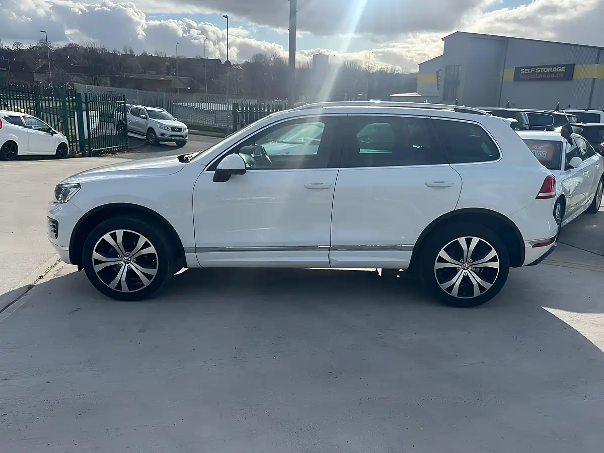 Used 2015 Volkswagen Touareg R-Line White - Interior and Exterior details 8