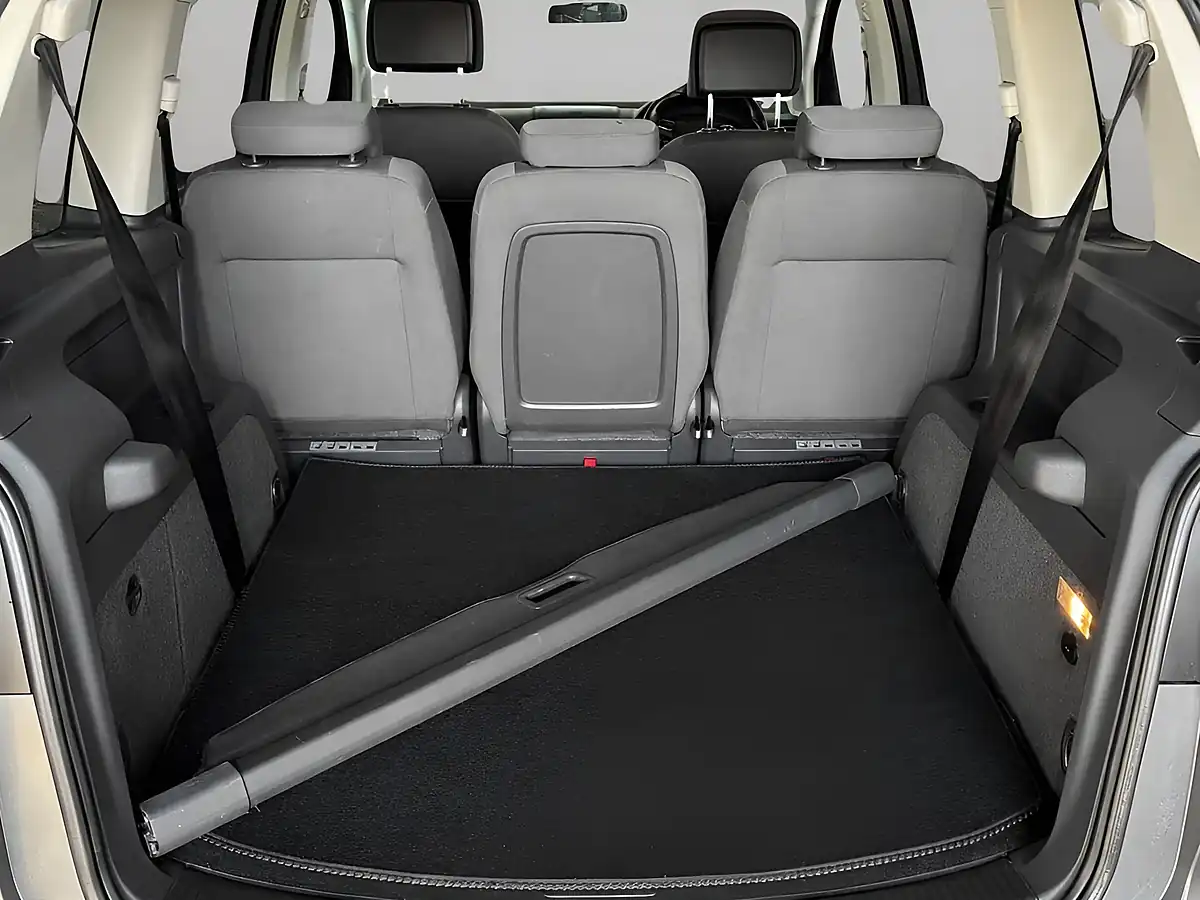Used 2015 Volkswagen Touran Se Edition Grey - Interior and Exterior details 9
