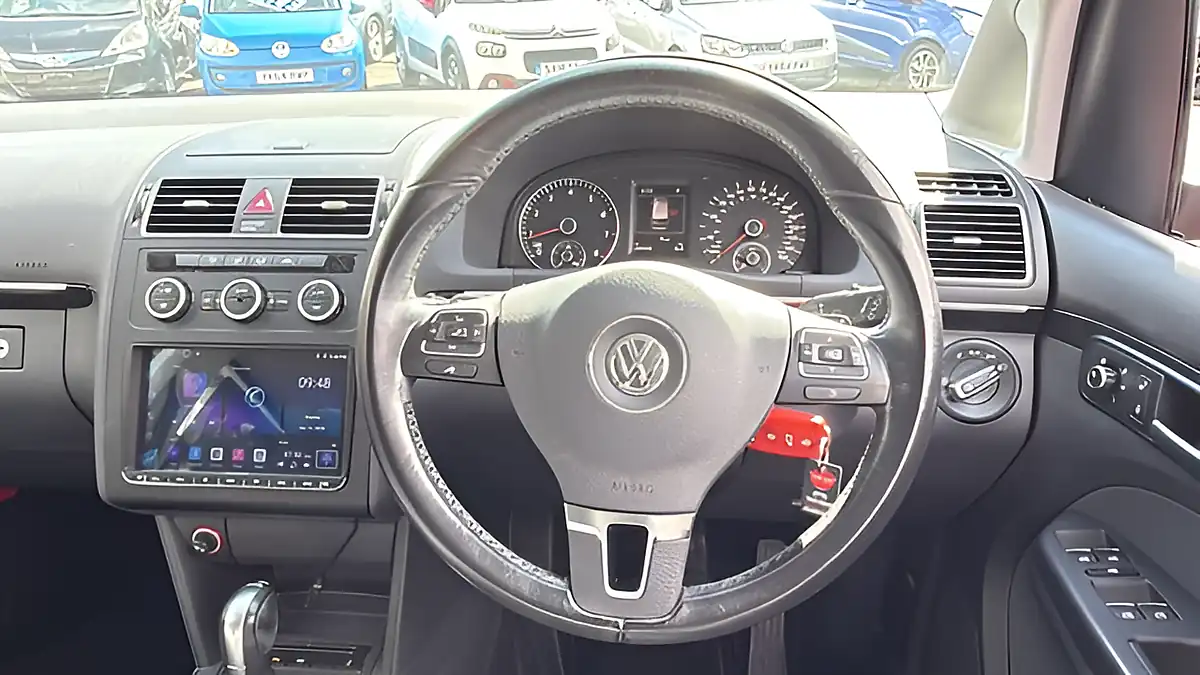 Used 2015 Volkswagen Touran Se Red - Interior and Exterior details 17