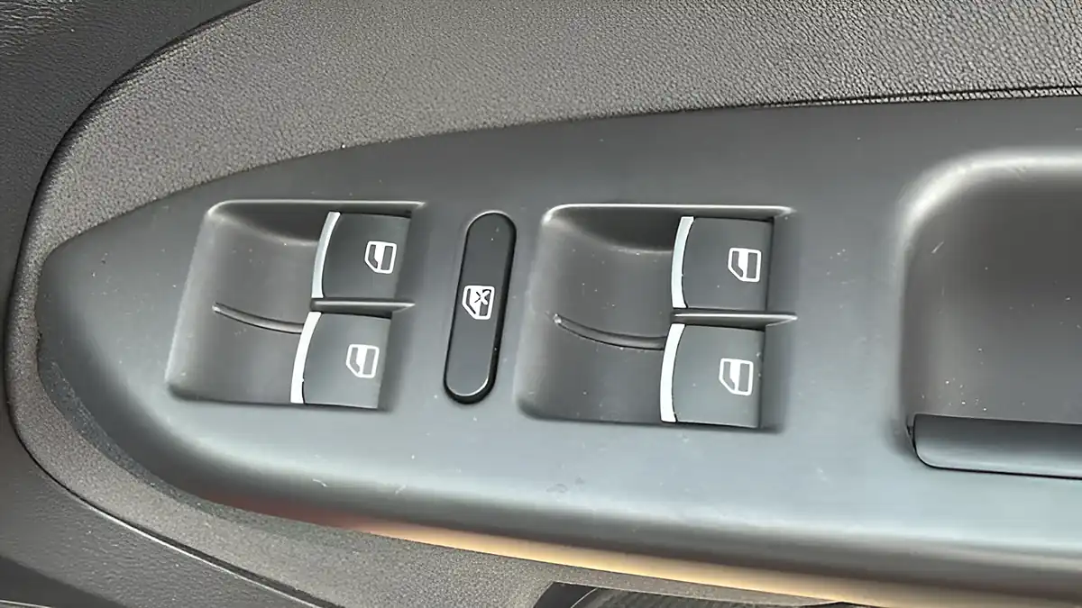 Used 2015 Volkswagen Touran Se Red - Interior and Exterior details 9