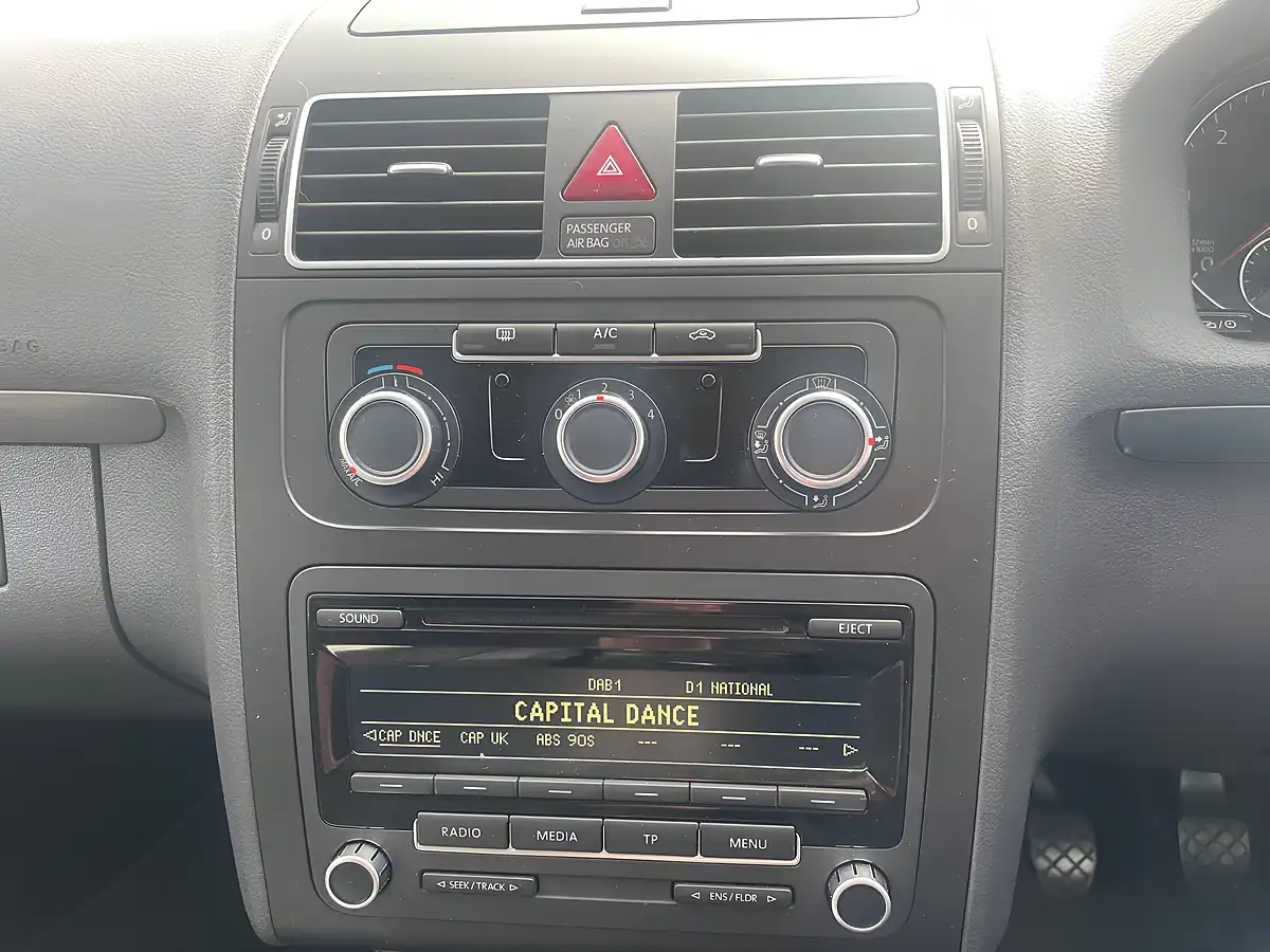 Used 2015 Volkswagen Touran Se Silver - Interior and Exterior details 14