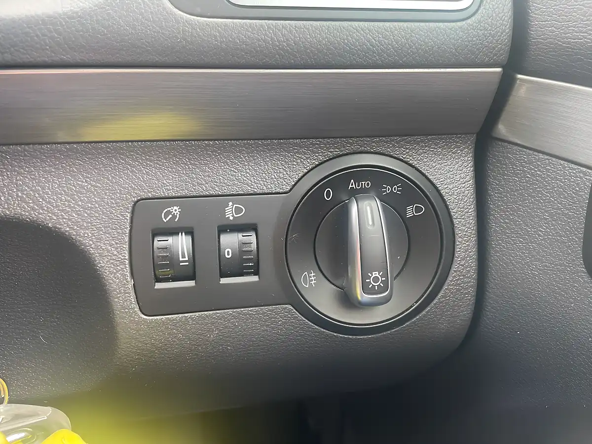 Used 2015 Volkswagen Touran Se Silver - Interior and Exterior details 19