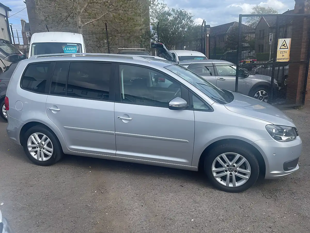 Used 2015 Volkswagen Touran Se Silver - Interior and Exterior details 3