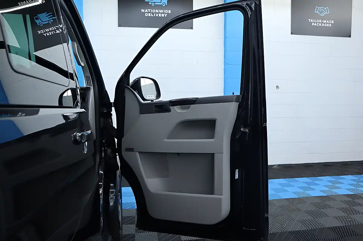 Used 2015 Volkswagen Transporter Sportline Black - Interior and Exterior details 16