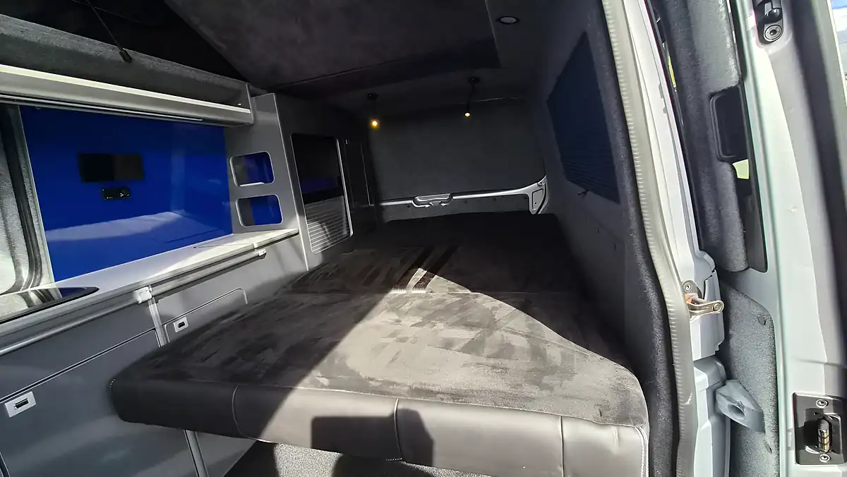 Used 2015 Volkswagen Transporter Sportline T32 Silver - Interior and Exterior details 16
