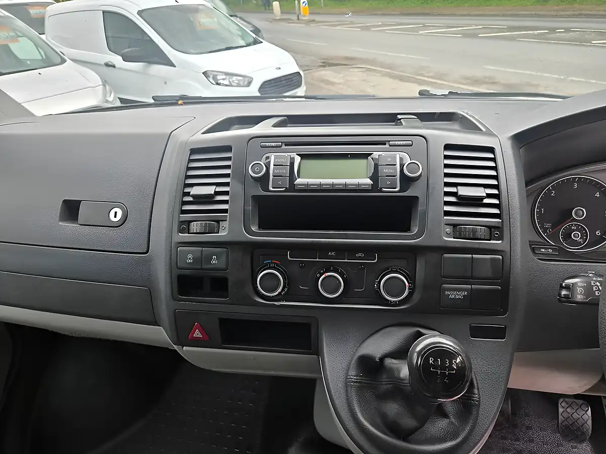 Used 2015 Volkswagen Transporter Startline White - Interior and Exterior details 16