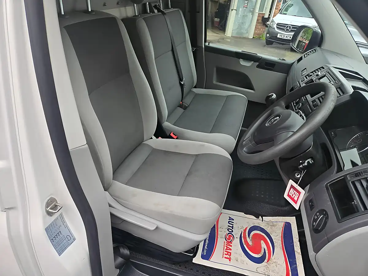 Used 2015 Volkswagen Transporter Startline White - Interior and Exterior details 17