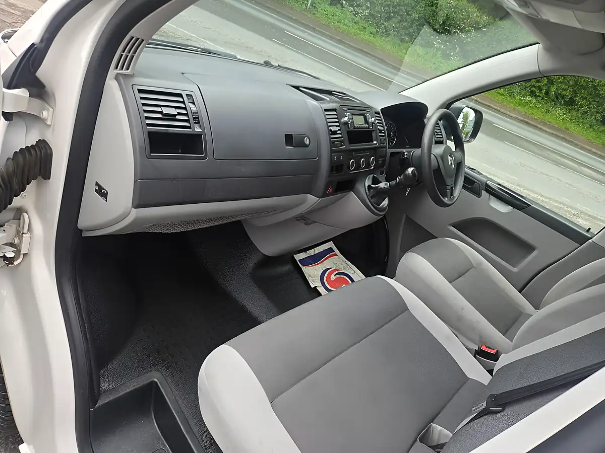Used 2015 Volkswagen Transporter Startline White - Interior and Exterior details 5