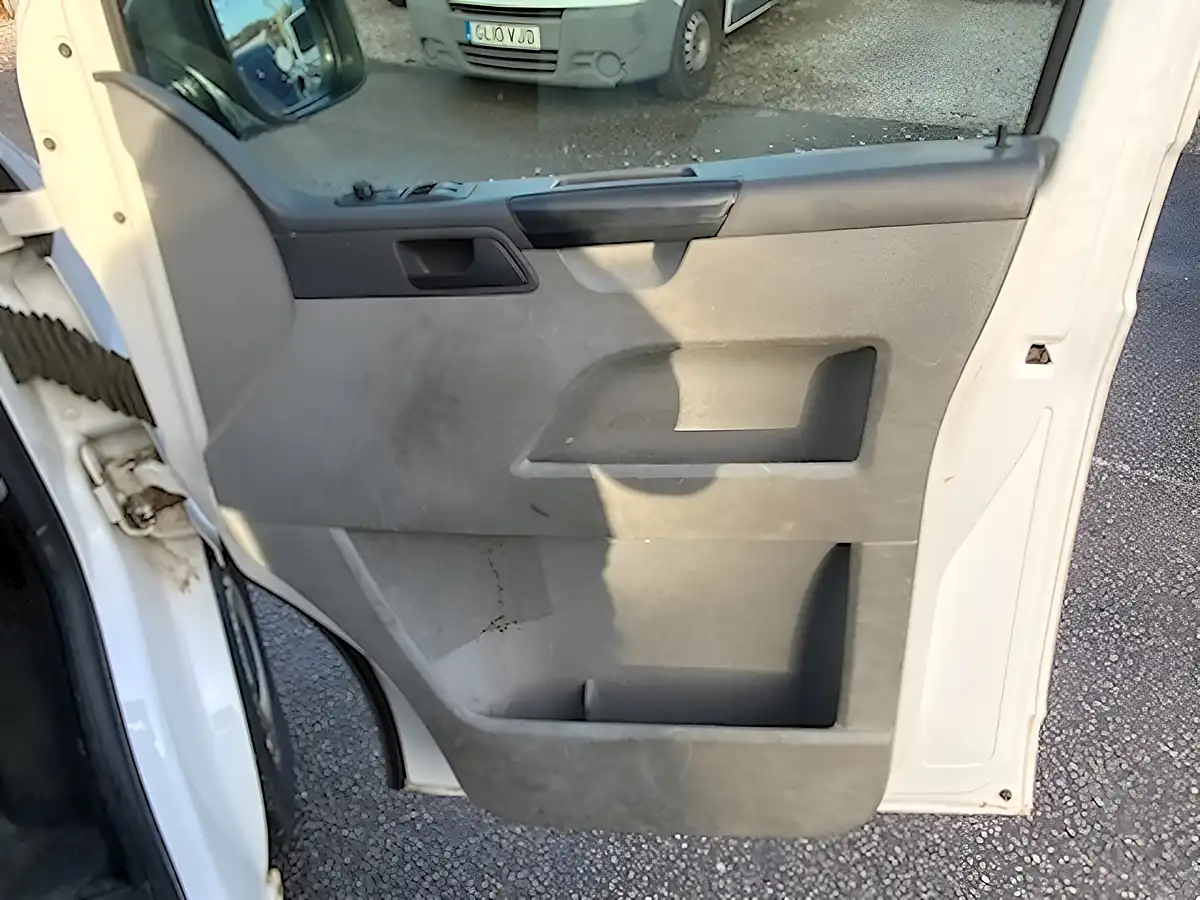 Used 2015 Volkswagen Transporter Startline White - Interior and Exterior details 10