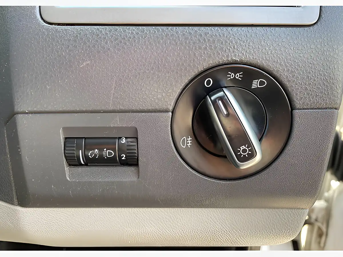 Used 2015 Volkswagen Transporter Trendline White - Interior and Exterior details 14