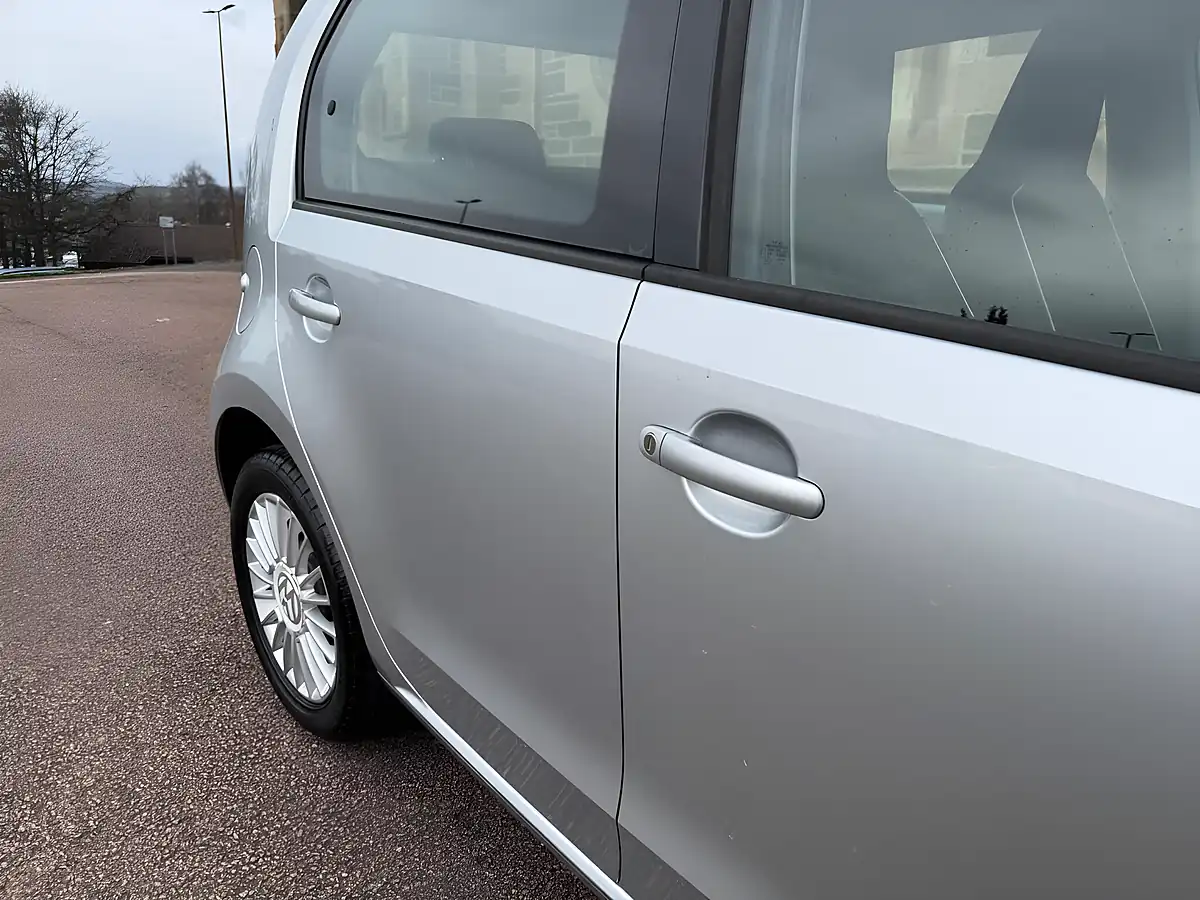 Used 2015 Volkswagen Up! High Up! Silver - Interior and Exterior details 17