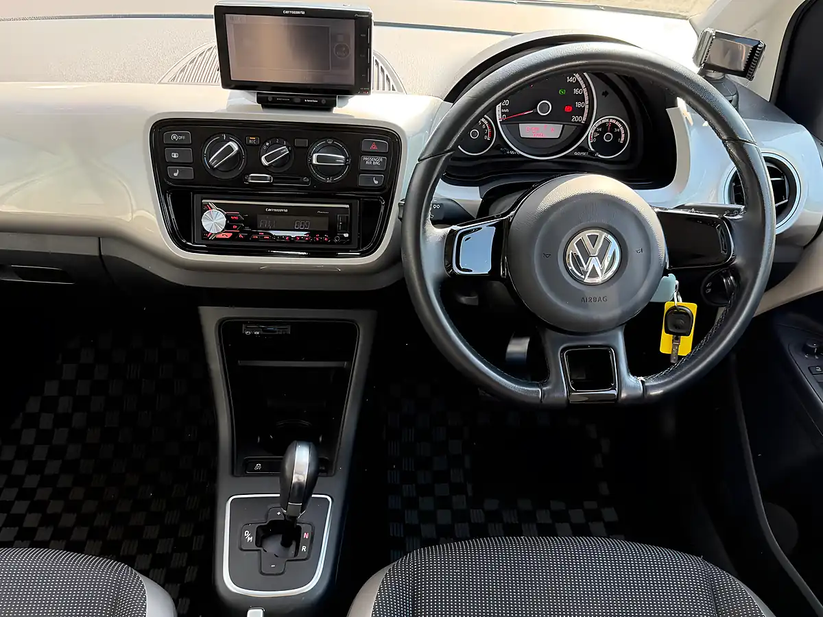 Used 2015 Volkswagen Up! High Up! White - Interior and Exterior details 3