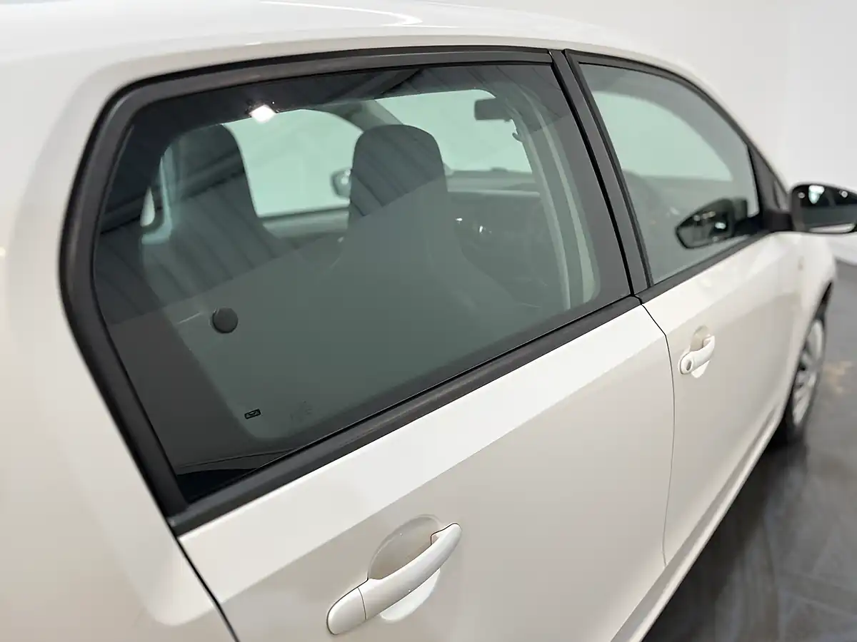 Used 2015 Volkswagen Up! Move Up! White - Interior and Exterior details 10