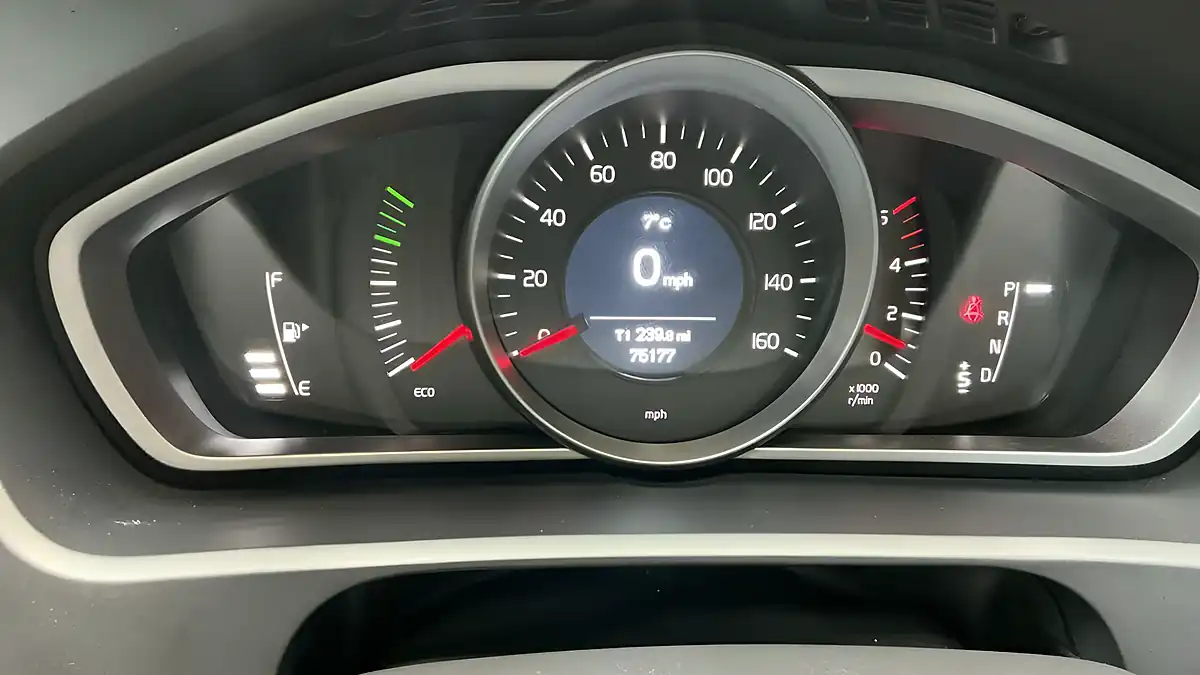 Used 2015 Volvo V40 Cross Country Lux Blue - Interior and Exterior details 10