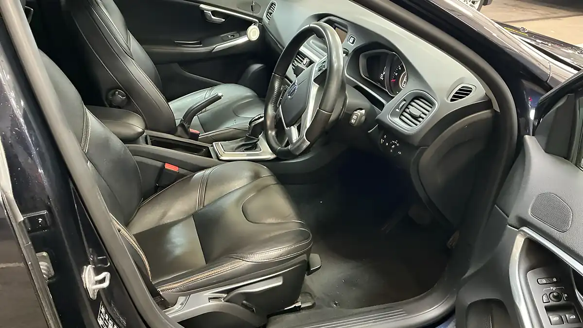 Used 2015 Volvo V40 Cross Country Lux Blue - Interior and Exterior details 11