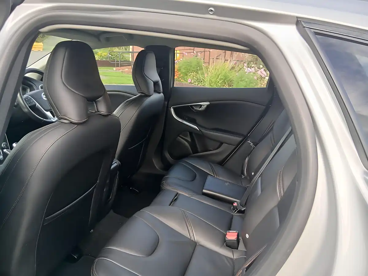 Used 2015 Volvo V40 Cross Country Se Nav Silver - Interior and Exterior details 10