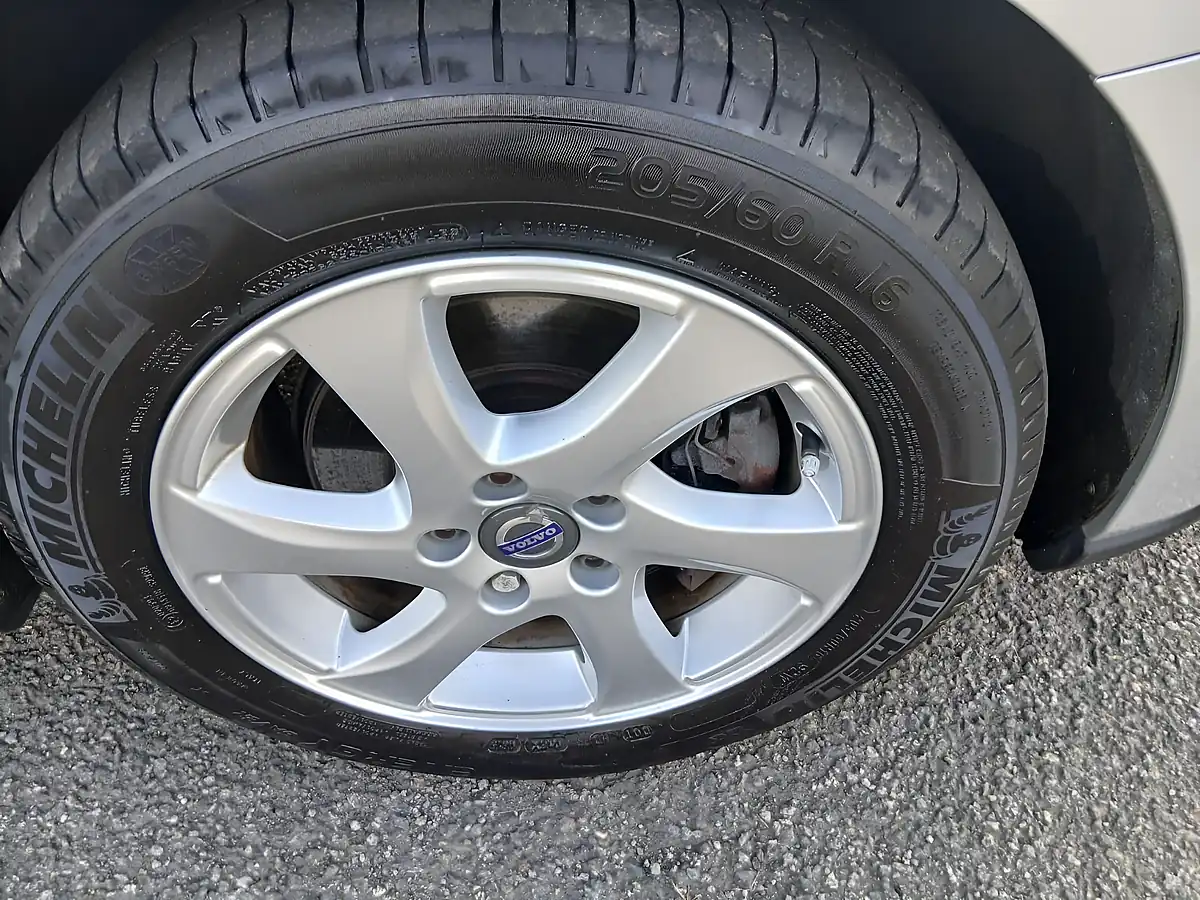 Used 2015 Volvo V40 Cross Country Se Nav Silver - Interior and Exterior details 11