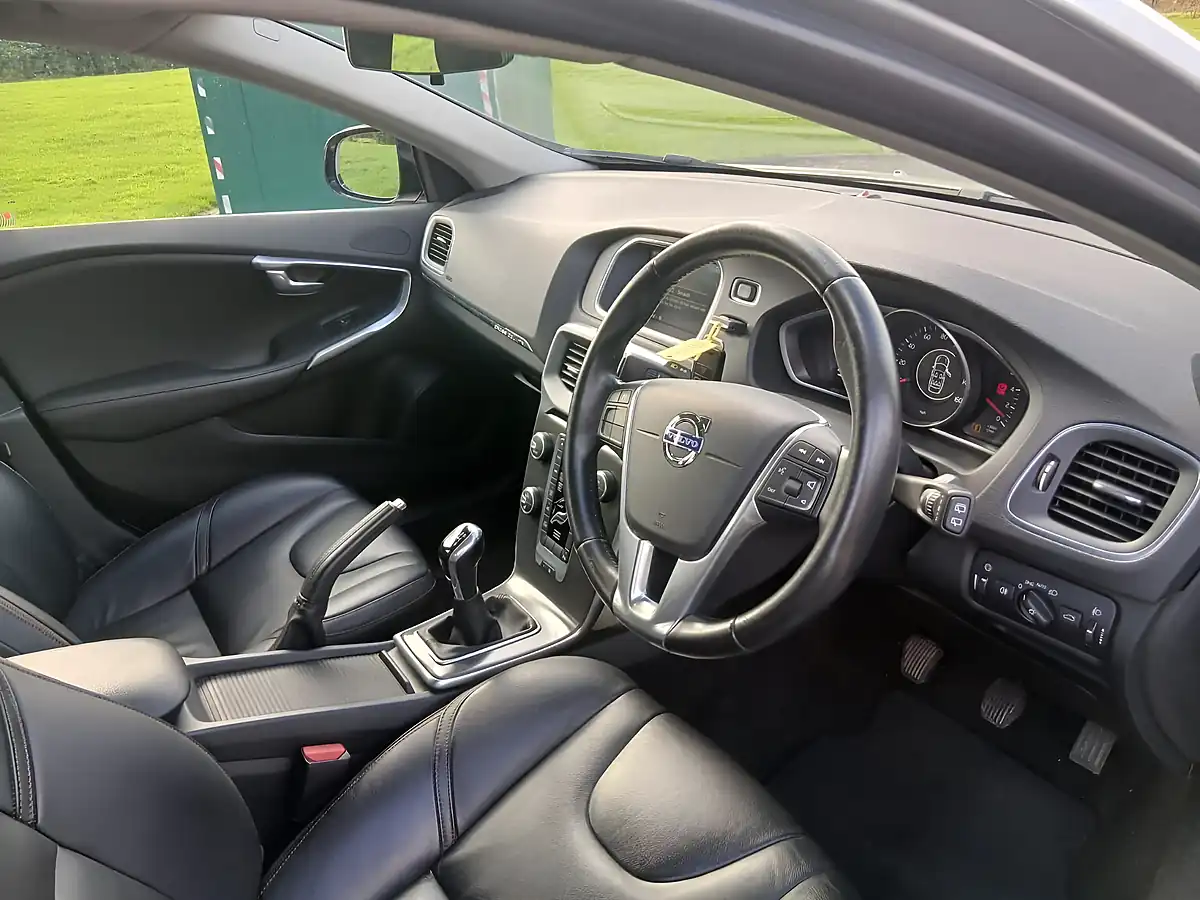Used 2015 Volvo V40 Cross Country Se Nav Silver - Interior and Exterior details 13