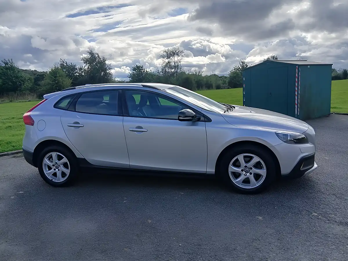 Used 2015 Volvo V40 Cross Country Se Nav Silver - Interior and Exterior details 3