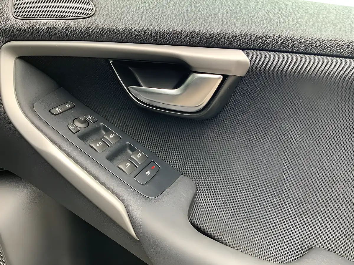 Used 2015 Volvo V40 Es Nav Onyx Black - Interior and Exterior details 11