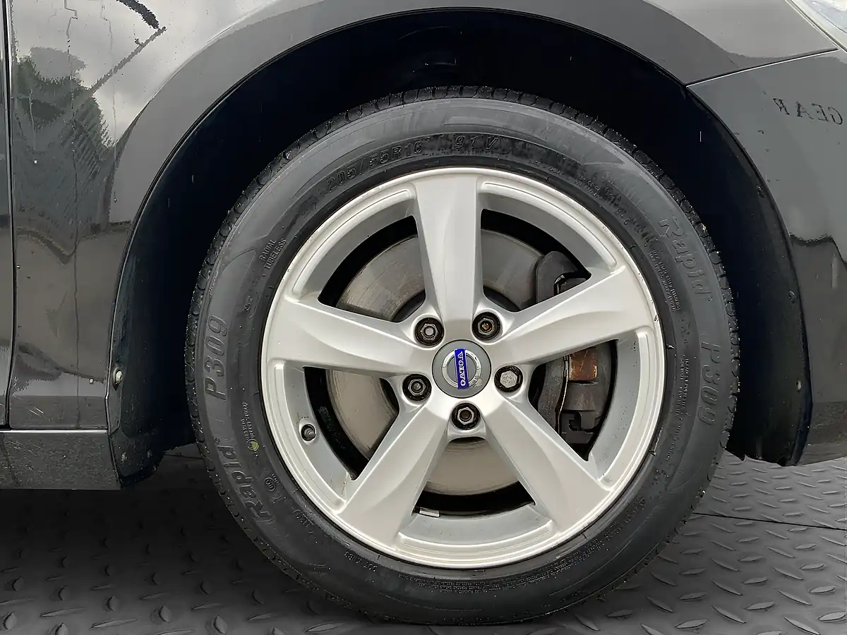 Used 2015 Volvo V40 Es Nav Onyx Black - Interior and Exterior details 17