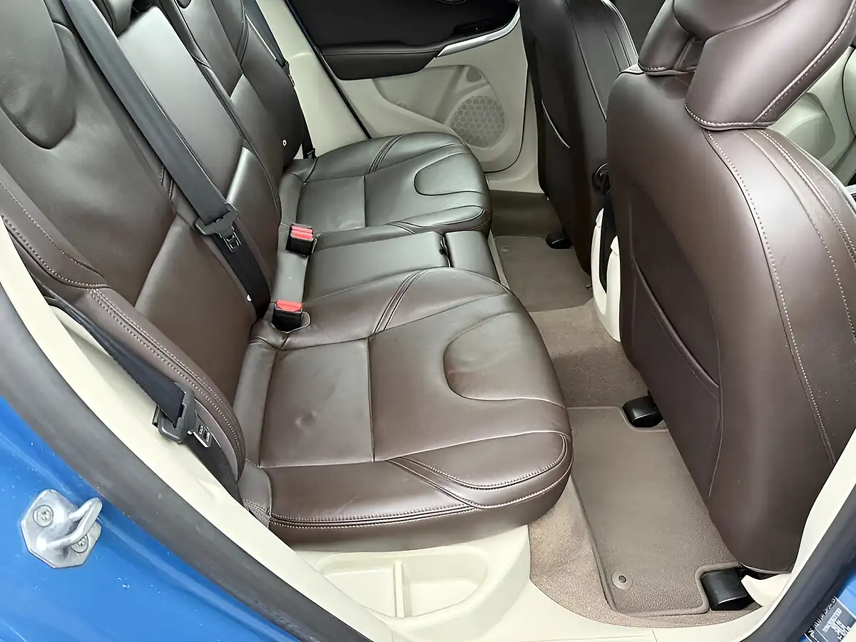 Used 2015 Volvo V40 Inscription Multicolour - Interior and Exterior details 13
