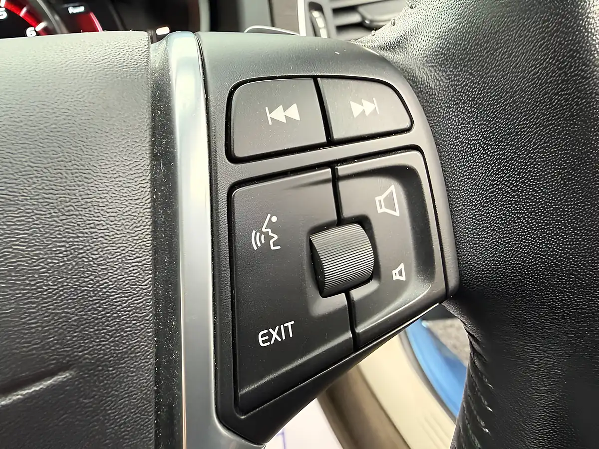 Used 2015 Volvo V40 Inscription Multicolour - Interior and Exterior details 15