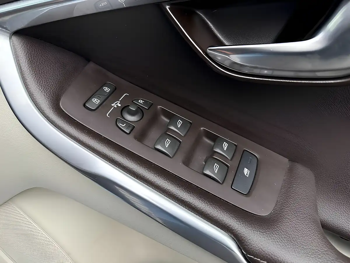 Used 2015 Volvo V40 Inscription Multicolour - Interior and Exterior details 17