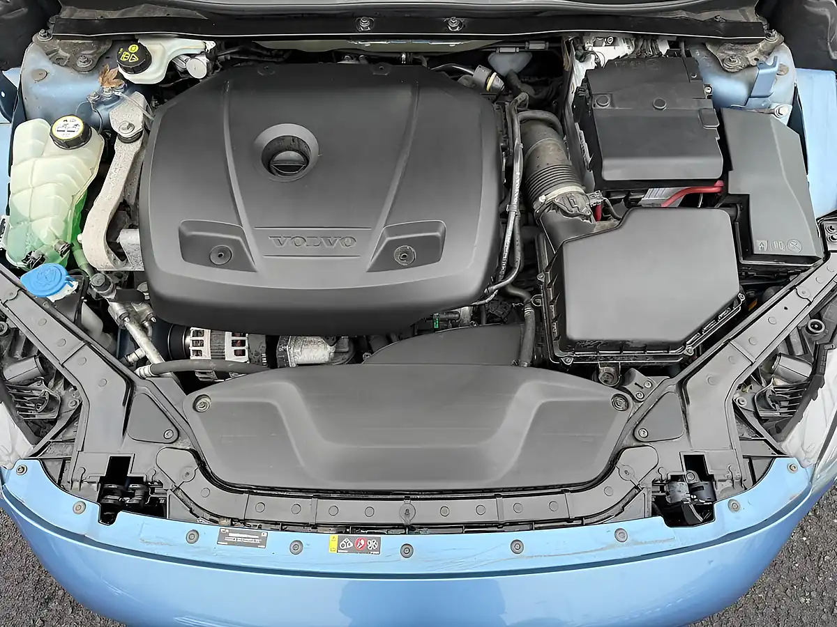 Used 2015 Volvo V40 Inscription Multicolour - Interior and Exterior details 19