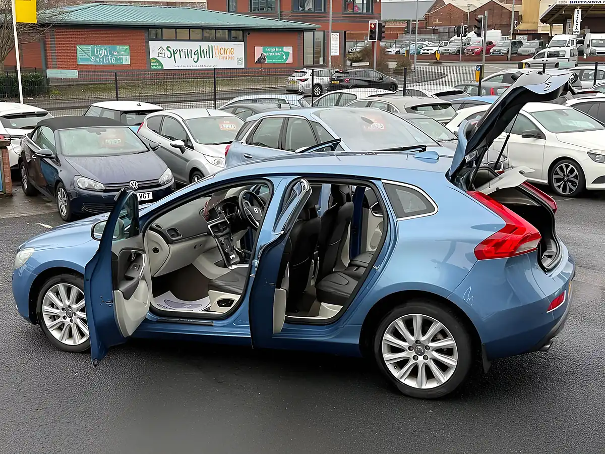 Used 2015 Volvo V40 Inscription Multicolour - Interior and Exterior details 2