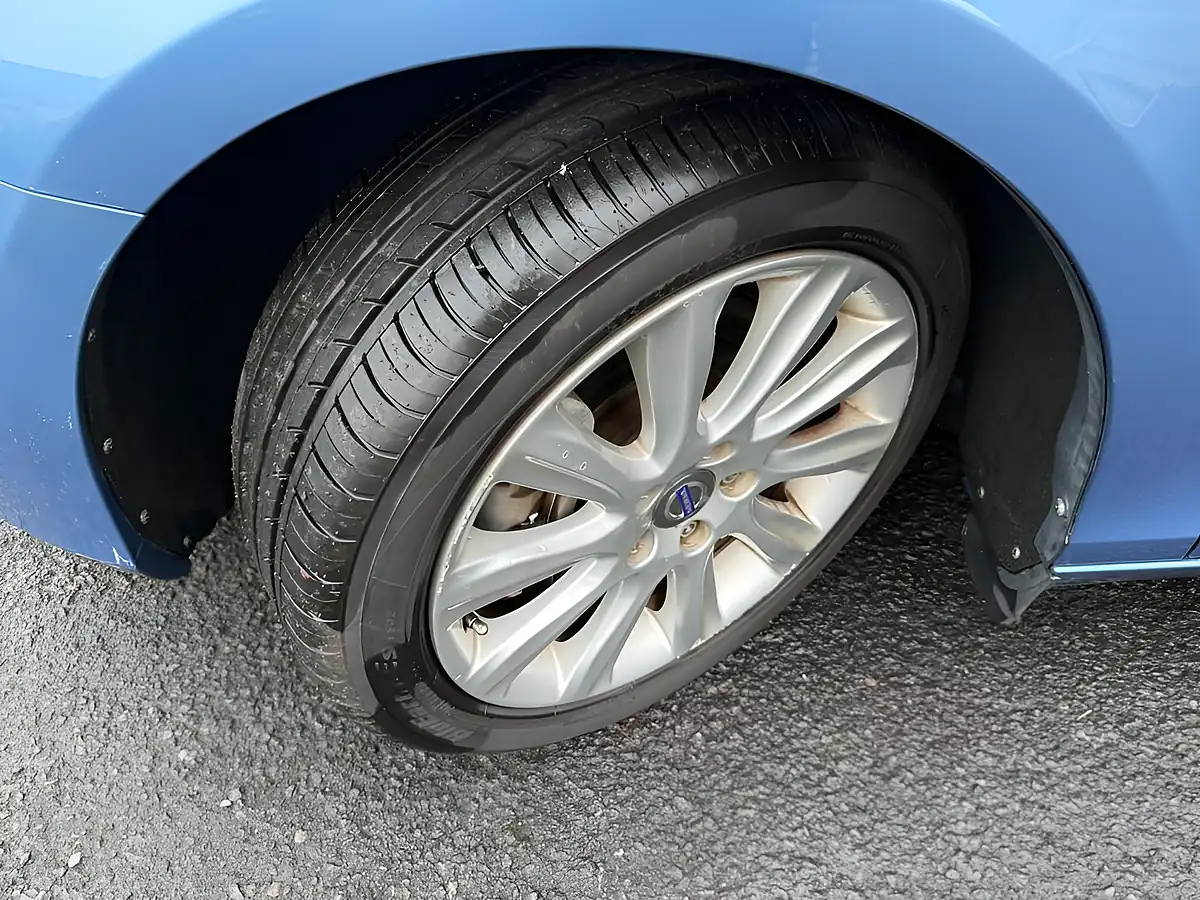 Used 2015 Volvo V40 Inscription Multicolour - Interior and Exterior details 20