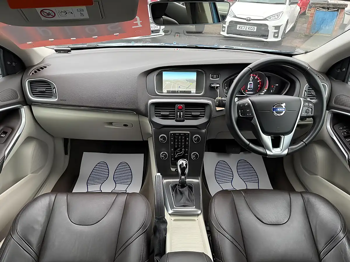 Used 2015 Volvo V40 Inscription Multicolour - Interior and Exterior details 3