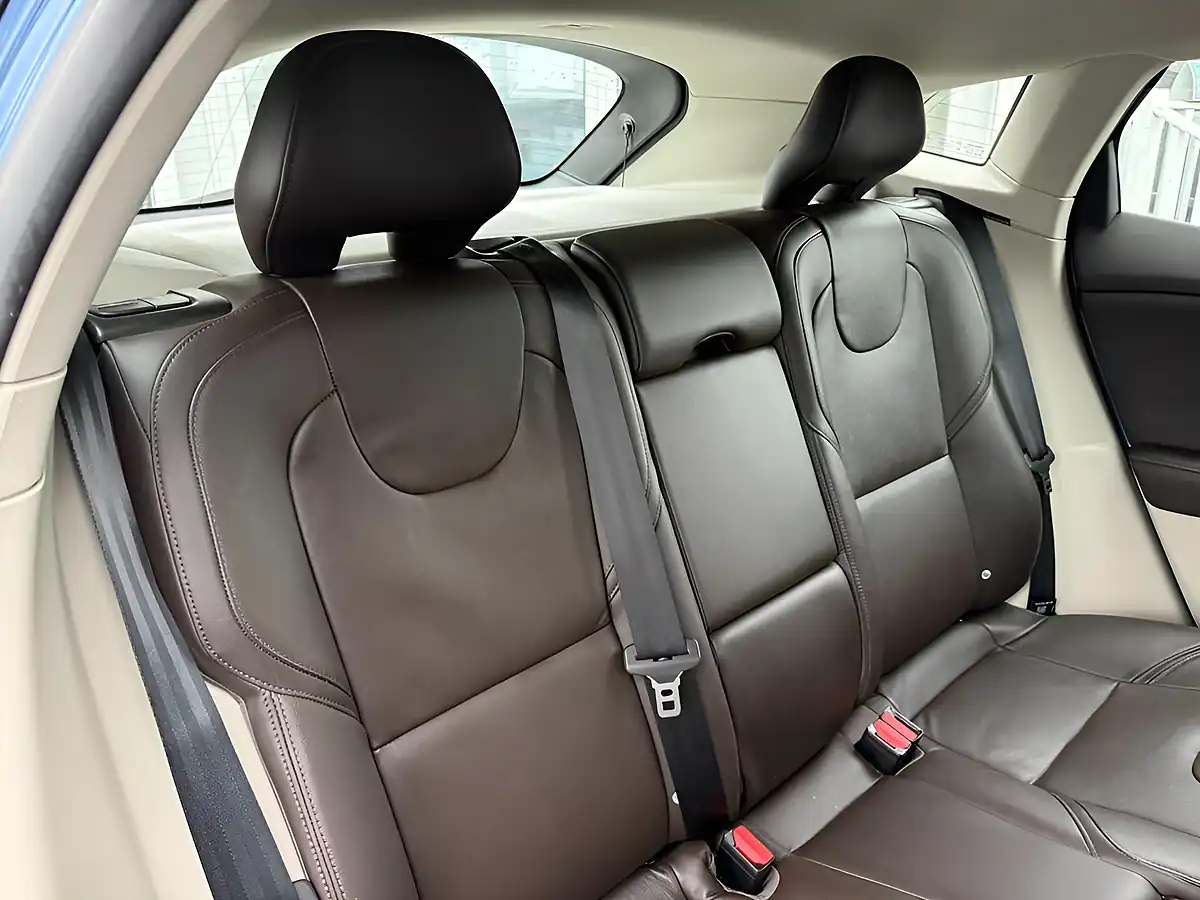Used 2015 Volvo V40 Inscription Multicolour - Interior and Exterior details 4
