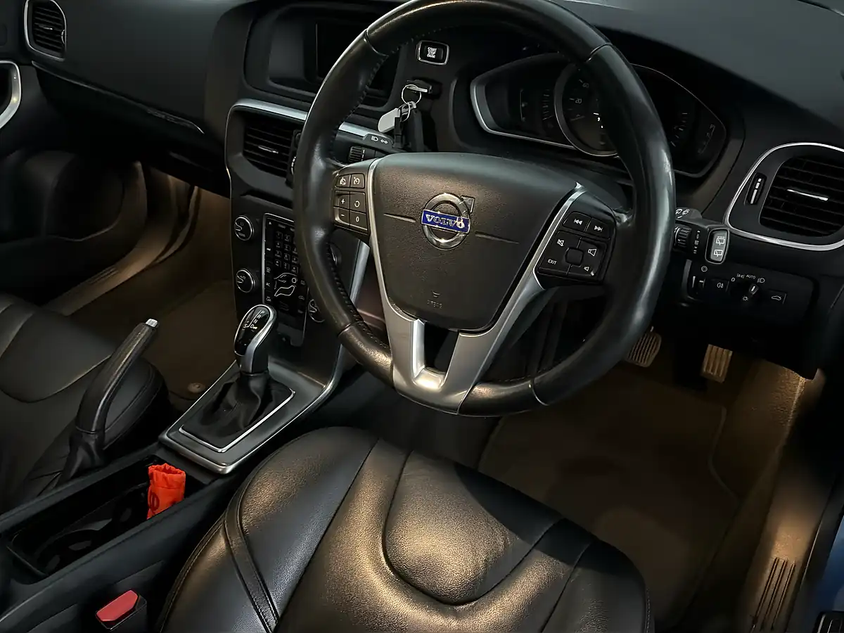 Used 2015 Volvo V40 Lux Blue - Interior and Exterior details 10