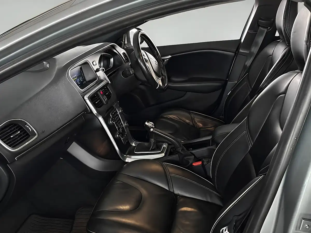 Used 2015 Volvo V40 R-Design Lux Silver - Interior and Exterior details 6