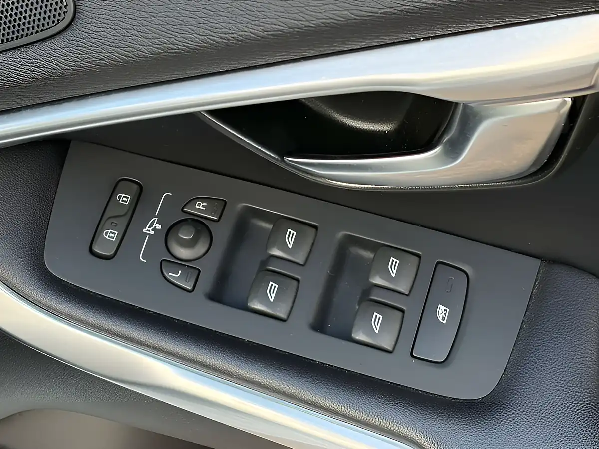 Used 2015 Volvo V40 R-Design Nav Ice White - Interior and Exterior details 20