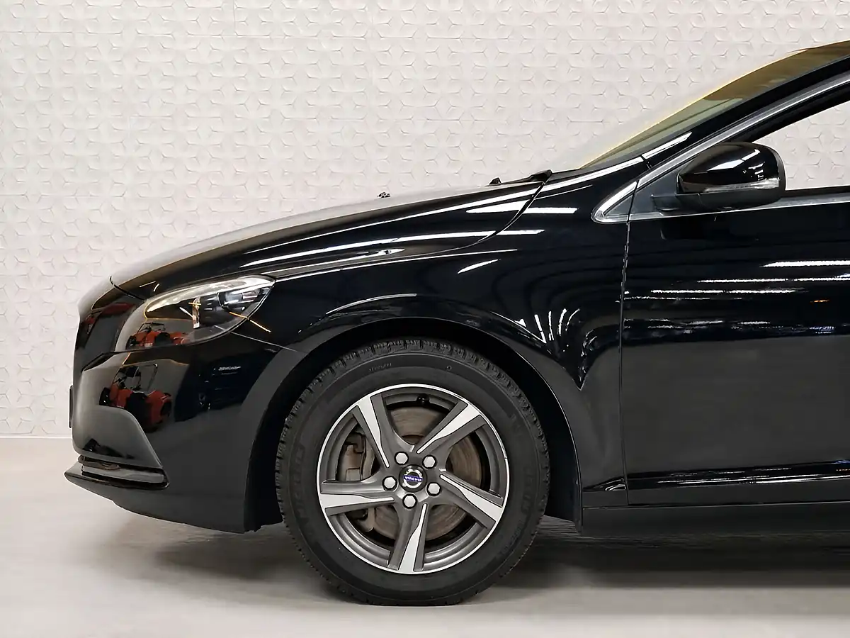 Used 2015 Volvo V40 R-Design Nav Onyx Black - Interior and Exterior details 4